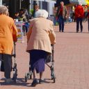 Beeld: twee oudere mensen wandelen in Soest