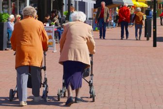 Beeld: twee oudere mensen wandelen in Soest