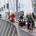 Beeld: fietsers op de Erasmusbrug